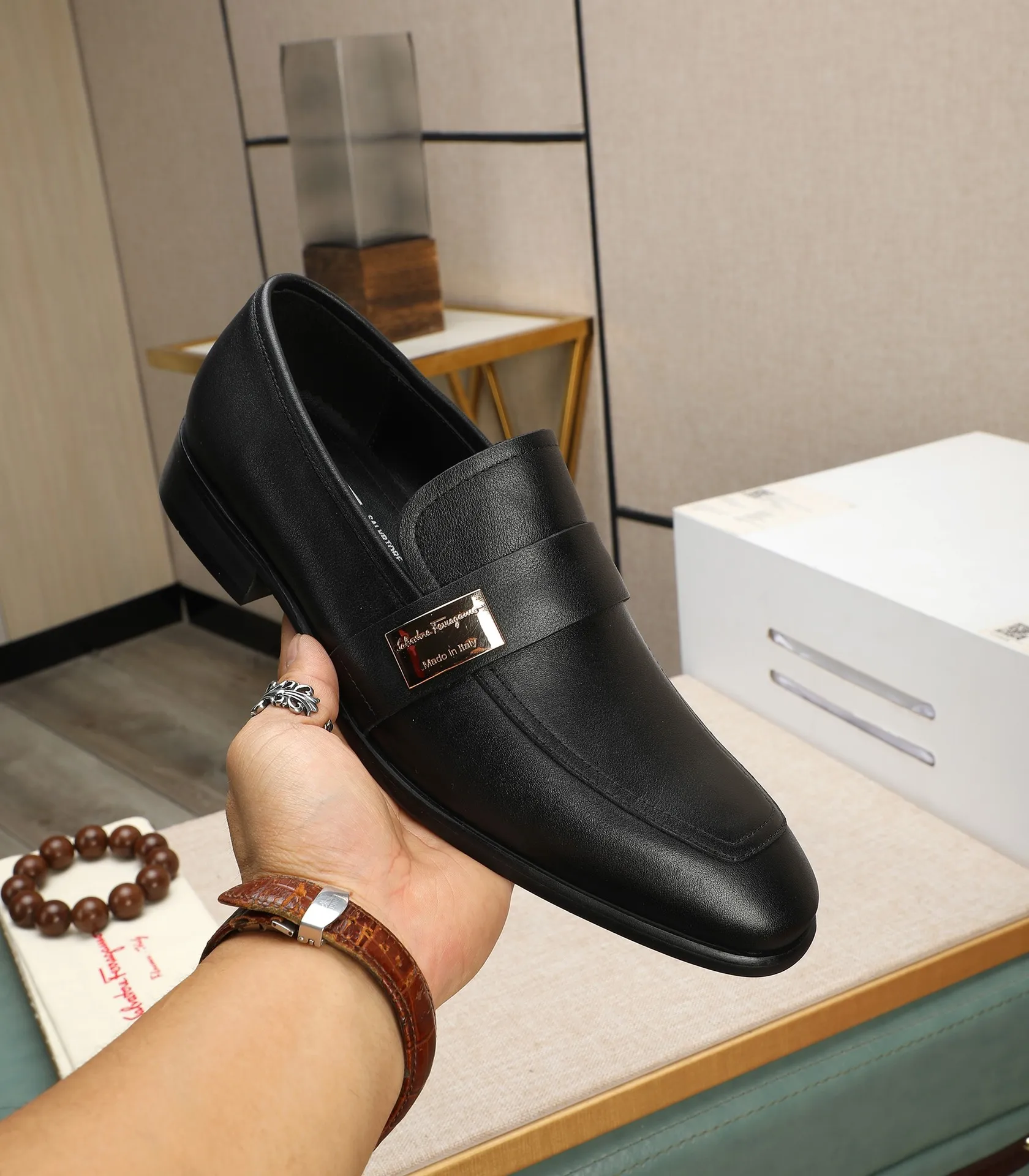 Men's shoes 💰540📛📛(water-dyed cowhide) Salvatore Ferragamo high-end (Salvatore Ferragamo) is the world's top luxury footwear brand. It comes from the fashion kingdom of Italy and is famous all over the world for its traditional handmade design and novel styles...🚶🏻🚶🏻New suit shoes are available simultaneously at the counter. This model is purely handmade. The fabric is imported from Italy's original first-layer cowhide. Soft water-dyed cowhide lining. Original authentic outsole🌀🌀Size: 38➖44 (45 customized)